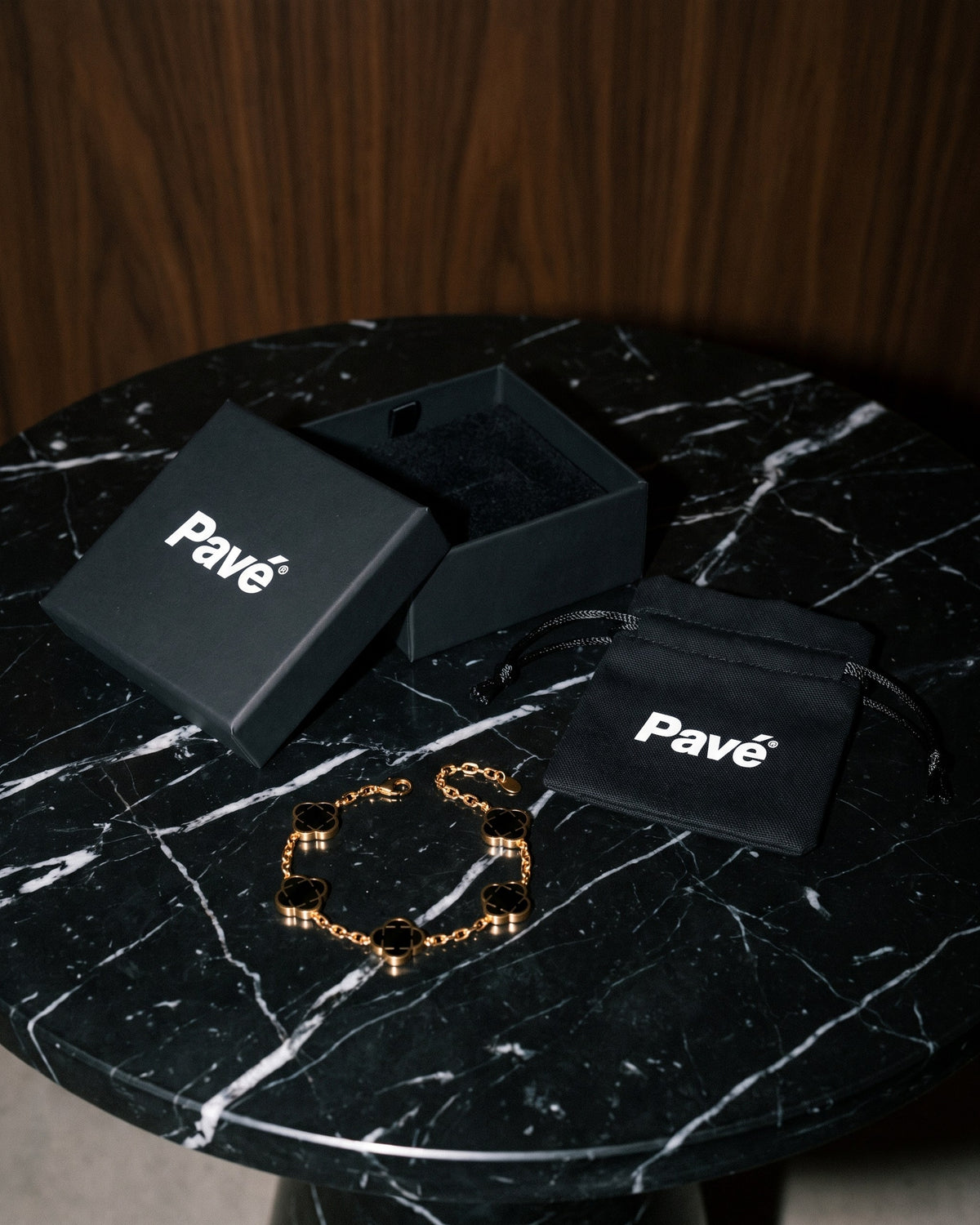 Clover Link Bracelet 16mm Black & Gold packaging