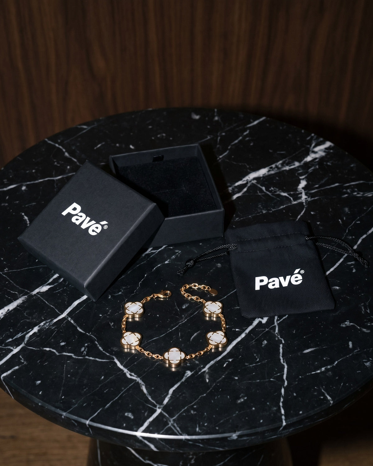 Clover Link Bracelet 16mm White & Gold packaging