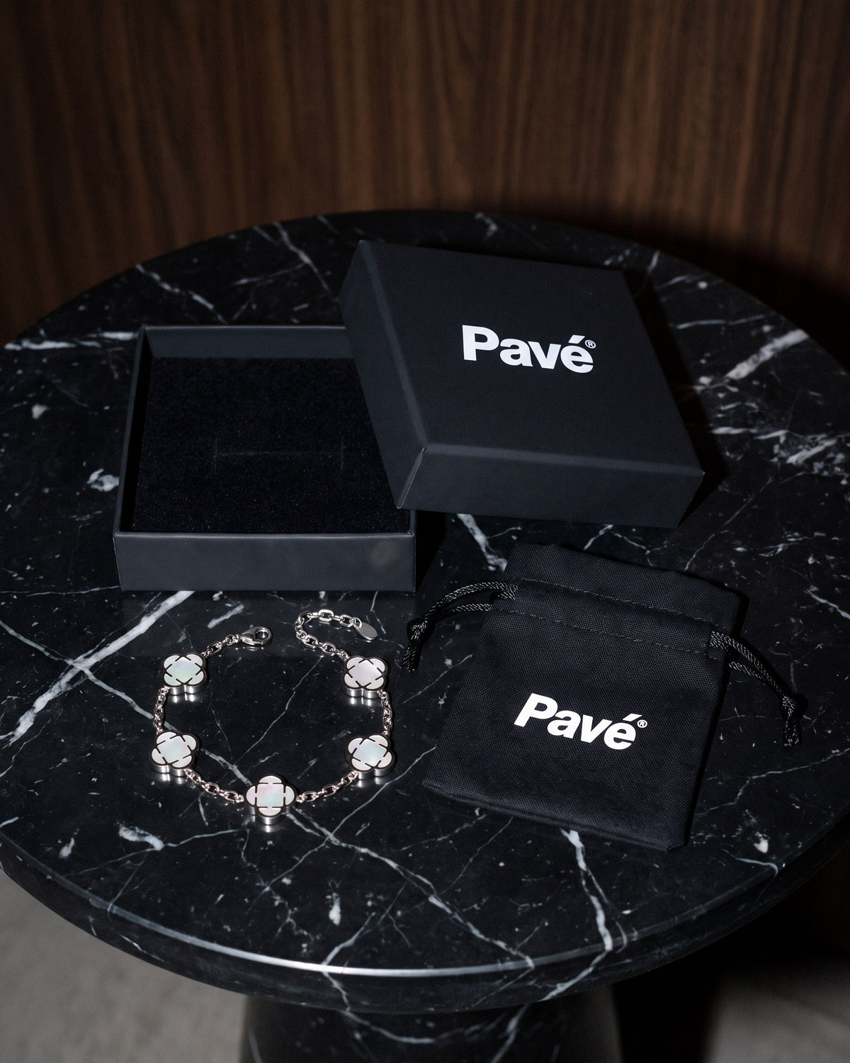 Clover Link Bracelet 16mm White & Silver packaging
